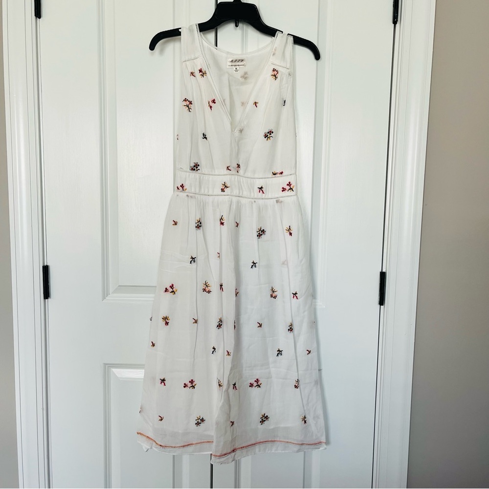 MSSP Max Studio size Medium white cotton dress with floral embroidery pattern